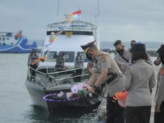 Kapolres Kepulauan Tanimbar Pimpin Upacara tabur bunga dalam rangka hari Bhayangkara ke-75 tahun 2021