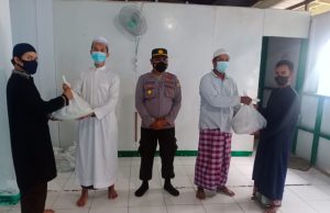Kembali, Polres Kepulauan Tanimbar bekerja sama dengan Pengurus dan Remaja Masjid Babut Taqwa berikan Bansos kepada Yatim Piatu, Lansia dan Janda, Duda