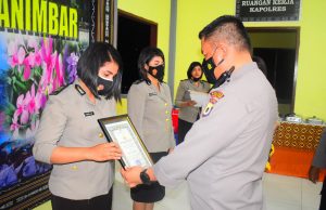 2 Personil Polwan berprestasi raih Piagam Penghargaan Kapolres pada acara Syukuran HUT Polwan ke-73 tahun 2021