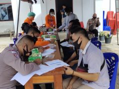 Bhabinkamtibmas Jajaran Polsek Tansel terlibat langsung amankan dan sebagai Registrator dalam Giat Vaksinasi Mobile Presisi Polres Kep. Tanimbar