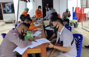 Bhabinkamtibmas Jajaran Polsek Tansel terlibat langsung amankan dan sebagai Registrator dalam Giat Vaksinasi Mobile Presisi Polres Kep. Tanimbar