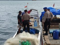 Sambangi Kapal Motor, Sat Polairud Polres Tanimbar Imbau Perhatikan Keselamatan Pelayaran dan Patuhi Prokes