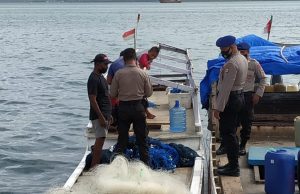 Sambangi Kapal Motor, Sat Polairud Polres Tanimbar Imbau Perhatikan Keselamatan Pelayaran dan Patuhi Prokes