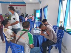 Polsek Tanut amankan sekaligus libatkan personil bantu Puskesmas Giat Vaksinasi kepada masyarakat