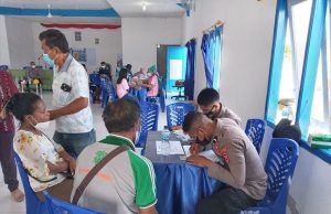 Polsek Tanut amankan sekaligus libatkan personil bantu Puskesmas Giat Vaksinasi kepada masyarakat