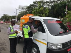 Giat Ops Patuh Siwalima Polres Kep. Tanimbar hari keempat, Satgas Preventif giat Pembagian Masker gratis dan pasang Stiker Imbauan Prokes