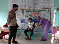 20 orang disuntik dalam giat Vaksin di Puskesmas Ermyau Sormudi, Polsek Nirunmas berikan PAM kegiatan