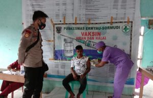 20 orang disuntik dalam giat Vaksin di Puskesmas Ermyau Sormudi, Polsek Nirunmas berikan PAM kegiatan