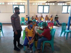 Polsek Tanut dan Koramil Larat rutin amankan Giat Vaksinasi Puskesmas Larat