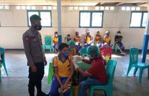 Polsek Tanut dan Koramil Larat rutin amankan Giat Vaksinasi Puskesmas Larat