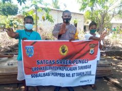 Sampakan materi Saber Pungli, Bhabinkamtibmas Lingat ingatkan Prokes kepada warga