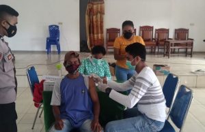 Polsek Tanut dan Koramil amankan dan terlibat kegiatan Vaksinasi Puskesmas Larat hingga 101 orang berhasil divaksinasi