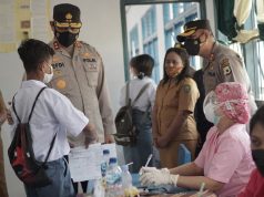 Kapolda Maluku tinjau langsung Vaksinasi Mobile Presisi Polres Tanimbar di SMA Negeri 8 Saumlaki