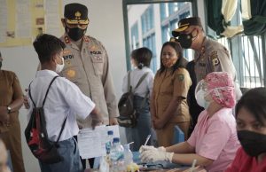 Kapolda Maluku tinjau langsung Vaksinasi Mobile Presisi Polres Tanimbar di SMA Negeri 8 Saumlaki
