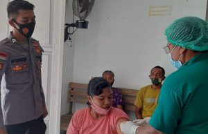Puskesmas Waturu suntik 33 orang dalam giat Vaksinasi, Polsek Nirunmas beri dukungan Pengamanan
