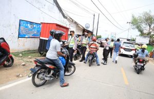 Operasi Zebra Siwalima tahun 2021 hari kedua Polres Tanimbar bagi Masker gratis