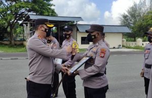 Apresiasi keberhasilan tugas dan prestasi, Polres Tanimbar berikan sejumlah Piagam Penghargaan kepada personil dan Nakes