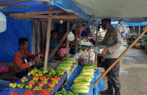 Bina kesadaran pakai Masker secara masif, Sat Binmas Polres Tanimbar tingkatkan Sosialisasi dan bagi masker gratis kepada Pelaku usaha dan warga