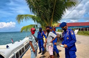 Cegah Penyebaran Omicron, Sat Polairud Polres Tanimbar giat sosialisasi Prokes kepada masyarakat yang hendak berlayar