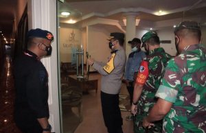 Didampingi para Pimpinan TNI, Kapolres Tanimbar kembali cek kesiapan sarana Prokes berupa Barcode peduli lindungi dan vaksinasi di setiap tempat tinggal peserta MTQ ke-29 provinsi Maluku