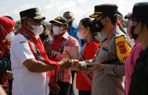 Kapolres Tanimbar didampingi ketua bhayangkari cabang Tanimbar bersama forkopimda jemput gubernur Maluku bersama rombongan