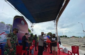 Polres Tanimbar lakukan Vaksinasi dan bagi bansos kepada masyarakat di taman kota Saumlaki