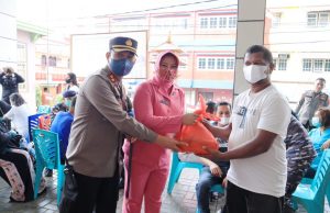 Vaksinasi massal dan Bansos kembali dilakukan Polres Tanimbar bersama TNI, Brimob dan Pemda di halaman Swalayan Satos Saumlaki