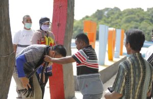 Berkunjung ke desa Matakus, Kapolres Tanimbar bersama Ketua Bhayangkari cabang Tanimbar diangkat dan dikukuhkan menjadi anak adat