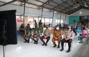 Irwasda Maluku didampingi Kapolres Tanimbar dan pimpinan TNI ikuti Vicon Vaksinasi massal bersama Kapolri