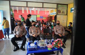 Polres Tanimbar, Brimob bersama TNI dan Pemda gelar Vaksinasi massal serentak di SD. Inpres Saumlaki sekaligus Vicon bersama Wakapolri