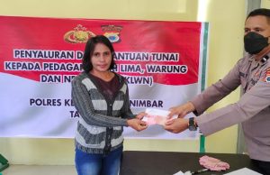149 orang PKL, warung dan nelayan kembali disalurkan bantuan BTPKLWN Pemerintah oleh Polres Tanimbar