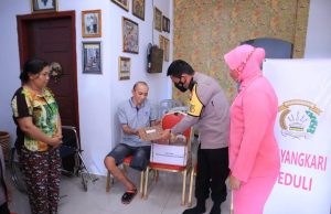 Sebagai bentuk Kepedulian, Kapolres Tanimbar bersama Ketua Bhayangkari Tanimbar lakukan Anjang sana kepada personil yang sakit menahun