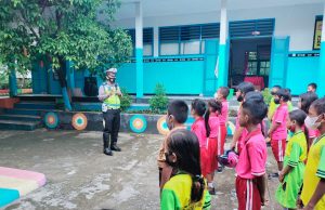 Unit Dikyasa Sat Lantas Polres Tanimbar berikan Sosialisasi Kamseltibcar Lantas di SD Inpres Saumlaki