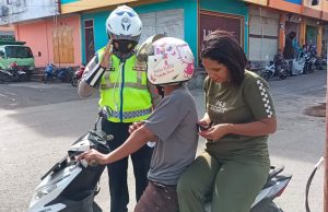 Sat Lantas Polres Tanimbar jaga Pos tetap dihari libur demi Kamseltibcar Lantas