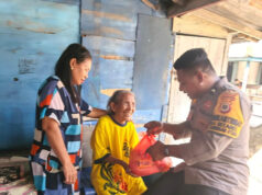 Berbagi dengan sesama, Bhabinkamtibmas Ritabel berikan bantuan kepada salah satu Warga kurang mampu