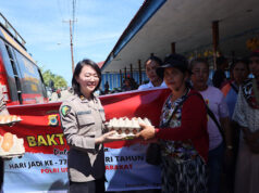 Bantu korban dampak kebakaran, Polwan Polres Kepulauan Tanimbar bagikan sembako