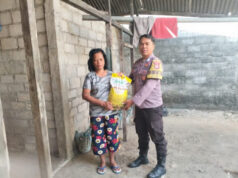 Wujud kepedulian, Bhabinkamtibmas Ilngei salurkan bantuan beras kepada Warga kurang mampu