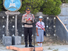 Sebagai pembina upacara, Kasat Binmas Polres Kepulauan Tanimbar pimpin upacara bendera di Sekolah