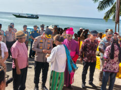 Kapolres Kepulauan Tanimbar dampingi Uskup Diosis Amboina lakukan kunjungan kanonik di Desa Sofyanin