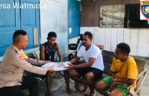 Dorong aktivitas positif Pemuda Desa, Bhabinkamtibmas Watmasa salurkan bantuan sarana Olahraga