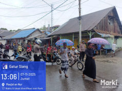 Diguyur hujan deras, Personel Sat Lantas Polres Kepulauan Tanimbar tetap berdiri tegak beri pelayanan saat Sholat Jumat