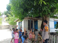 Berikan edukasi dan motivasi belajar, Bhabinkamtibmas Wermatang sambangi Anak-Anak