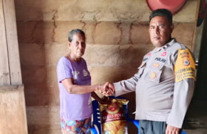 Ringankan beban Warga, Bhabinkamtibmas Marantutul salurkan bantuan sosial