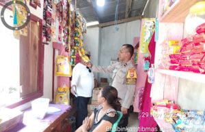 Beri dukungan dan imbauan keamanan Pangan, Bhabinkamtibmas Lelingluan sambangi Warung sembako