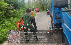 Sinergi tiga pilar, Bhabinkamtibmas Olilit Raya 1 bersama Babinsa dan Pemdes angkut sampah