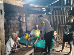 Salurkan bantuan beras untuk lansia, Bhabinkamtibmas Ilngei wujudkan kepedulian sesama