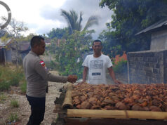 Pastikan keamanan dan dukung kelancaran ekonomi Desa, Bhabinkamtibmas Nurkat sambangi Petani kopra