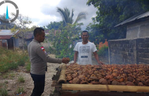 Pastikan keamanan dan dukung kelancaran ekonomi Desa, Bhabinkamtibmas Nurkat sambangi Petani kopra