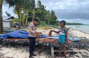 Dukung Ketahanan Ekonomi, Bhabinkamtibmas Keliobar sambangi Warga pengelola Rumput Laut