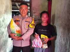 Berbagi dengan sesama, Bhabinkamtibmas Awear salurkan bantuan kepada salah satu Warga kurang mampu